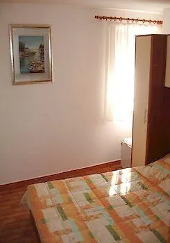 Guest house Peruzovic 1 Split
